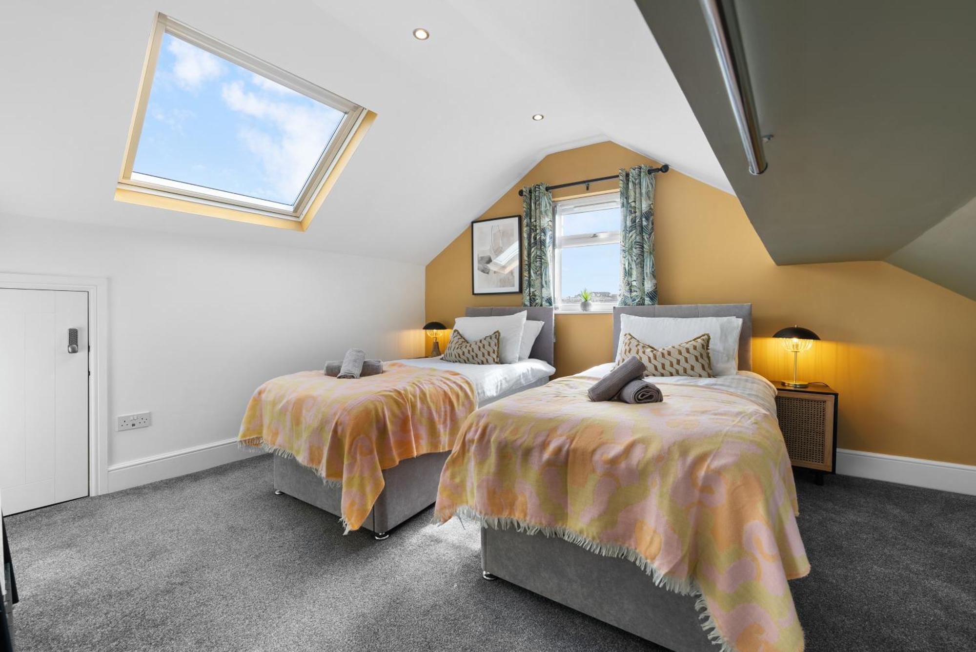 4-Bedroom Stunning Luxe, Spacious & Stylish Design House Bolton, Sleeps 11, With Parking Central Bolton, Links To Manchester, Pet-Friendly, Best For Groups! Work Contractors And Summer Special Offer! - By Blue Puffin Stays Farnworth Екстериор снимка