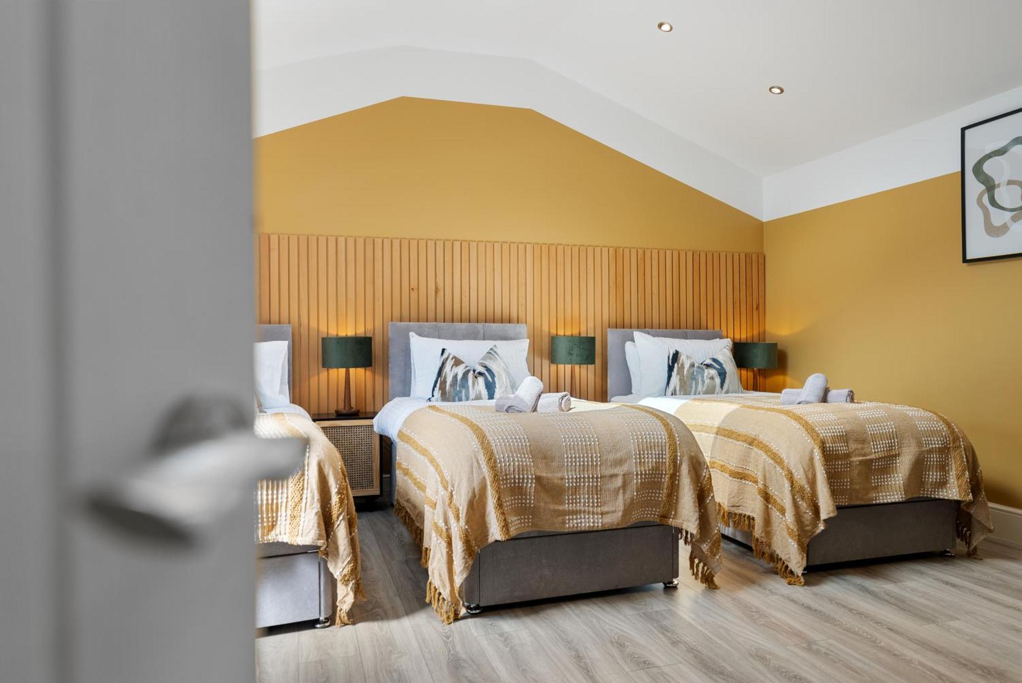 4-Bedroom Stunning Luxe, Spacious & Stylish Design House Bolton, Sleeps 11, With Parking Central Bolton, Links To Manchester, Pet-Friendly, Best For Groups! Work Contractors And Summer Special Offer! - By Blue Puffin Stays Farnworth Екстериор снимка