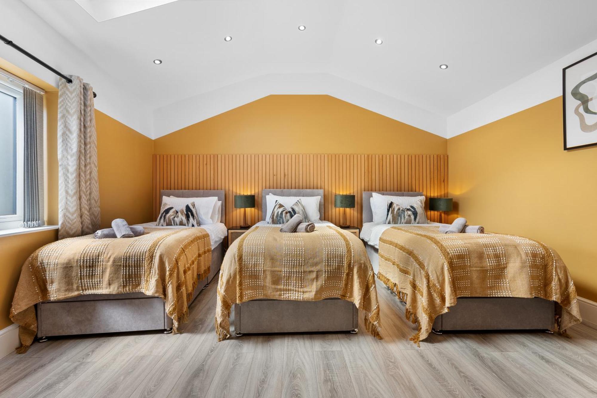 4-Bedroom Stunning Luxe, Spacious & Stylish Design House Bolton, Sleeps 11, With Parking Central Bolton, Links To Manchester, Pet-Friendly, Best For Groups! Work Contractors And Summer Special Offer! - By Blue Puffin Stays Farnworth Екстериор снимка