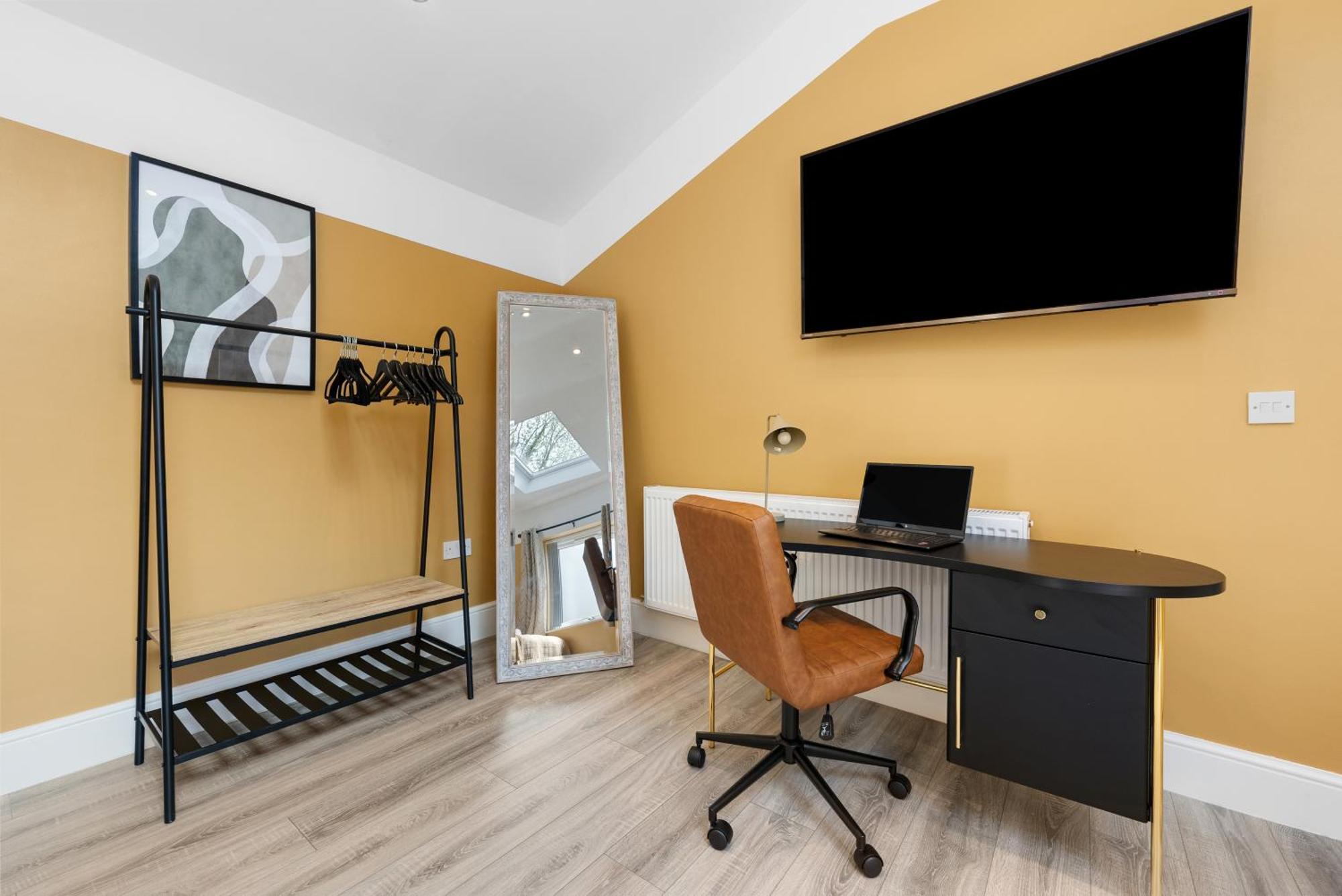 4-Bedroom Stunning Luxe, Spacious & Stylish Design House Bolton, Sleeps 11, With Parking Central Bolton, Links To Manchester, Pet-Friendly, Best For Groups! Work Contractors And Summer Special Offer! - By Blue Puffin Stays Farnworth Екстериор снимка
