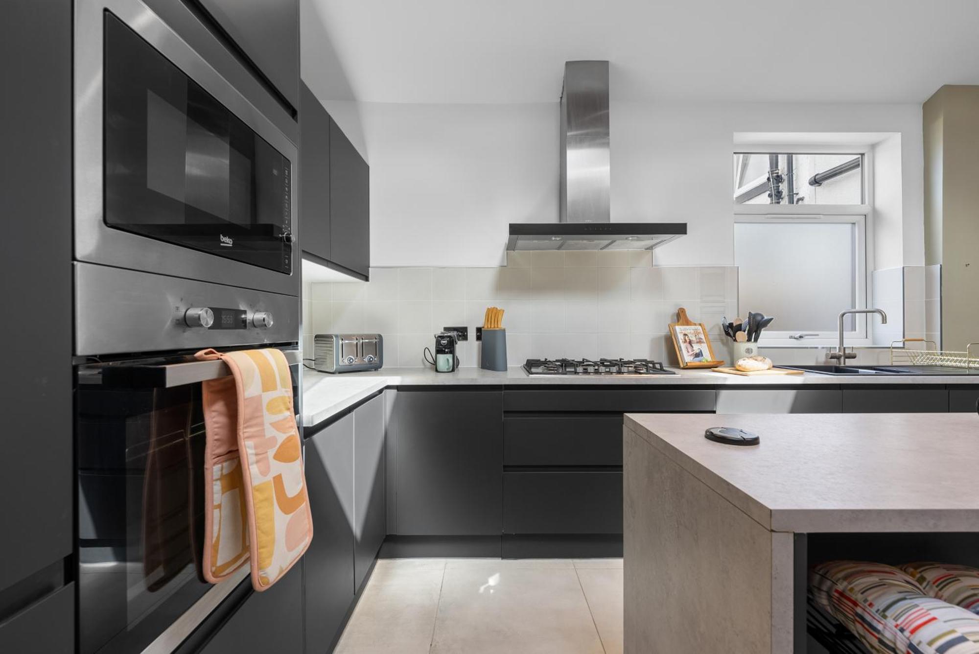 4-Bedroom Stunning Luxe, Spacious & Stylish Design House Bolton, Sleeps 11, With Parking Central Bolton, Links To Manchester, Pet-Friendly, Best For Groups! Work Contractors And Summer Special Offer! - By Blue Puffin Stays Farnworth Екстериор снимка